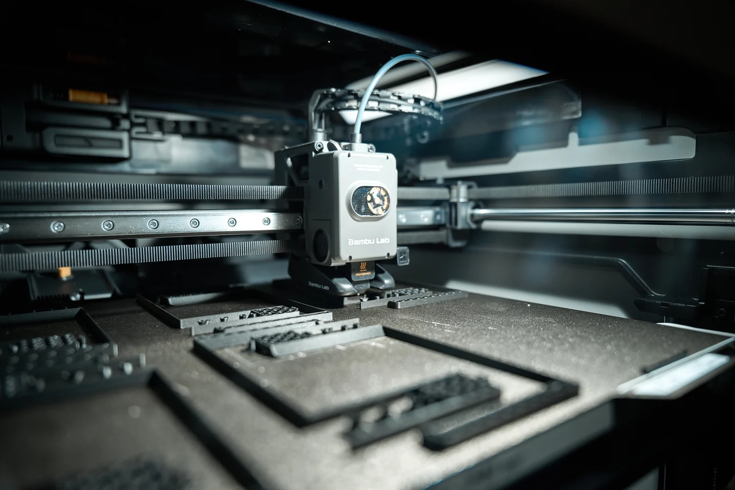 3D-принтер изготавливает корпусные детали